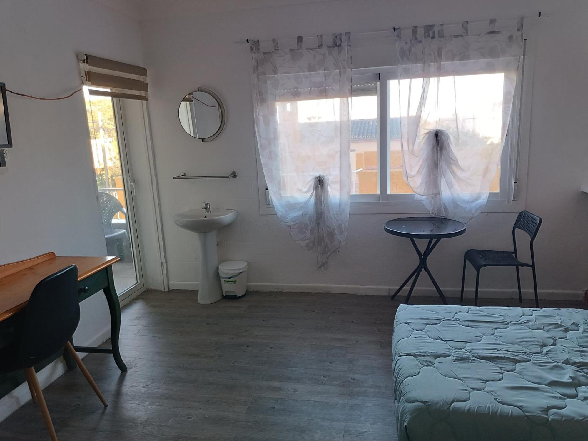 Hostal Belgica Palma Nova  Luaran gambar